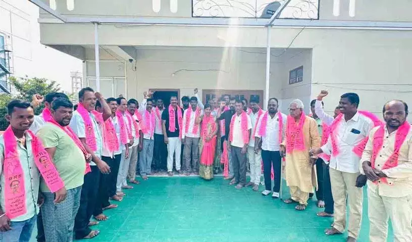 कम्मारेड्डीपल्ली के कांग्रेस नेता BRS में शामिल हुए कम्मारेड्डीपल्ली के कांग्रेस नेता BRS में शामिल हुए