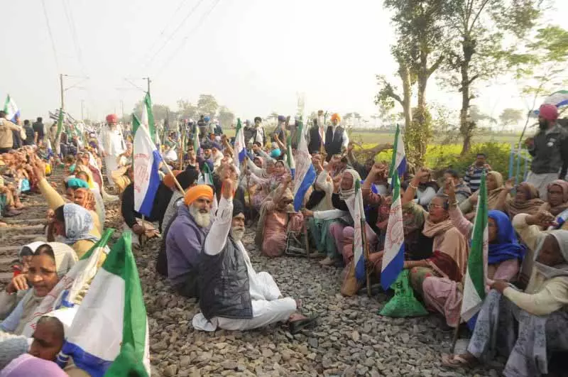 Amritsar: किसानों ने बिजली बिल में संशोधन के विरोध में रेल रोको प्रदर्शन किया Amritsar: किसानों ने बिजली बिल में संशोधन के विरोध में रेल रोको प्रदर्शन किया