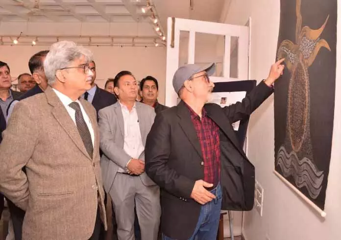 JAMMU: सीएस ने कला केंद्र में शारदा पेंटिंग्स पर 3 दिवसीय प्रदर्शनी का उद्घाटन किया JAMMU: सीएस ने कला केंद्र में शारदा पेंटिंग्स पर 3 दिवसीय प्रदर्शनी का उद्घाटन किया