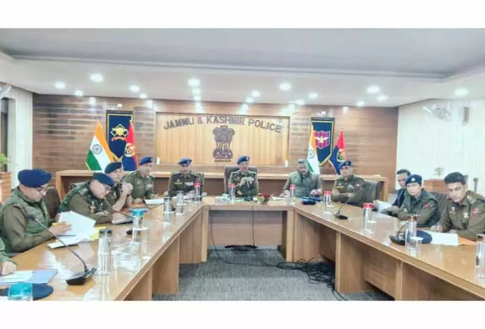 SSP जम्मू ने अपराध और सुरक्षा उपायों की समीक्षा के लिए बैठक की अध्यक्षता की SSP जम्मू ने अपराध और सुरक्षा उपायों की समीक्षा के लिए बैठक की अध्यक्षता की