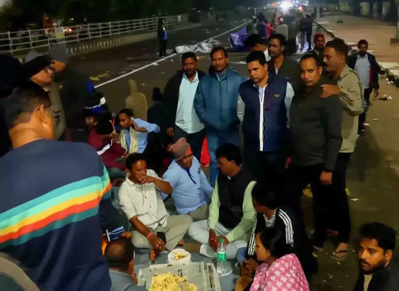 टीचरों ने रातभर किया विरोध प्रदर्शन, भुवनेश्वर में शिक्षा विभाग में तनाव टीचरों ने रातभर किया विरोध प्रदर्शन, भुवनेश्वर में शिक्षा विभाग में तनाव