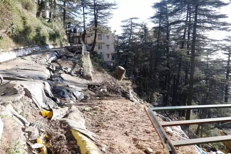 4 महीने बाद भी, Himachal में जाखू कॉलोनी अभी भी कटी हुई है 4 महीने बाद भी, Himachal में जाखू कॉलोनी अभी भी कटी हुई है