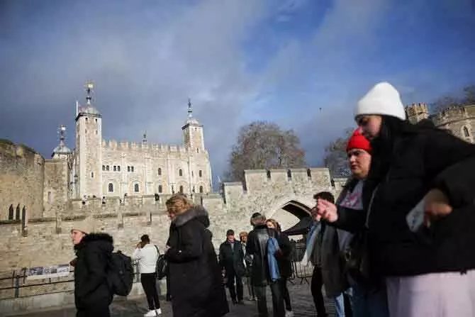 London टावर में क्राउन ज्वेल्स पर प्रदर्शनकारियों ने फेंका खाना, चार गिरफ्तार London टावर में क्राउन ज्वेल्स पर प्रदर्शनकारियों ने फेंका खाना, चार गिरफ्तार