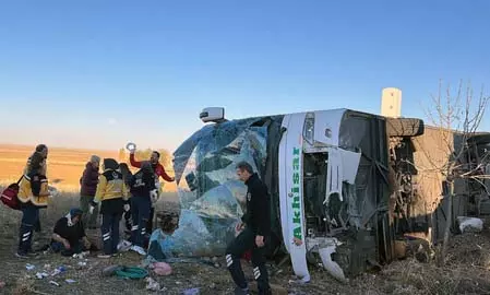 बस दुर्घटना में सात लोगों की मौत, 11 घायल बस दुर्घटना में सात लोगों की मौत, 11 घायल