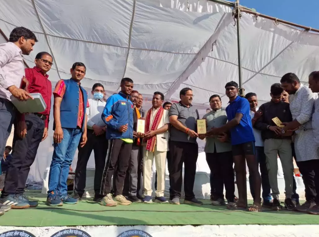 दो दिवसीय जिला स्तरीय सांसद खेल महोत्सव संपन्न, खिलाड़ियों में दिखा उत्साह दो दिवसीय जिला स्तरीय सांसद खेल महोत्सव संपन्न, खिलाड़ियों में दिखा उत्साह