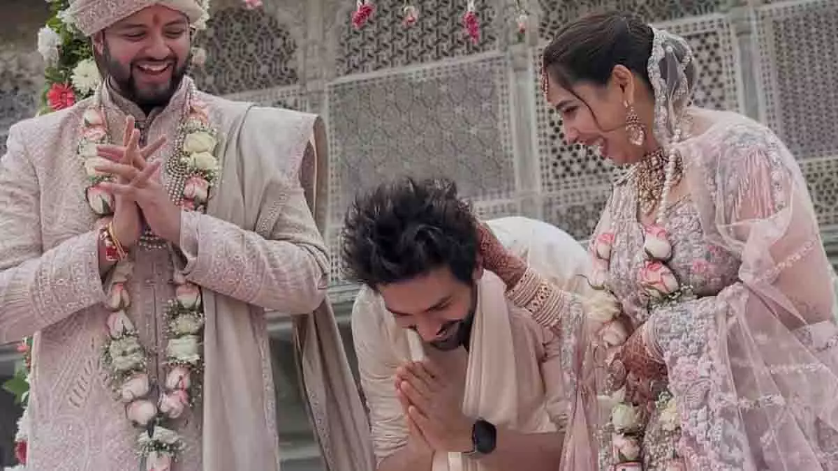 कार्तिक आर्यन हुए इमोशनल, कृतिका तिवारी–तेजस्वी सिंह की शादी का खास लम्हा कार्तिक आर्यन हुए इमोशनल, कृतिका तिवारी–तेजस्वी सिंह की शादी का खास लम्हा