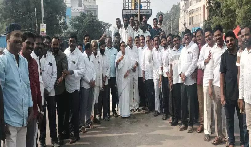 राजनीतिक नेताओं ने कोडाडा में Ambedkar को श्रद्धांजलि दी राजनीतिक नेताओं ने कोडाडा में Ambedkar को श्रद्धांजलि दी