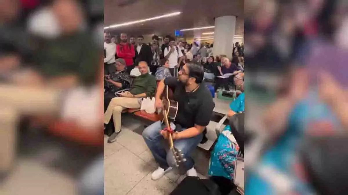 Mumbai इंडिगो के यात्री ने एयरपोर्ट पर मूड अच्छा करने के लिए गिटार बजाया Mumbai इंडिगो के यात्री ने एयरपोर्ट पर मूड अच्छा करने के लिए गिटार बजाया