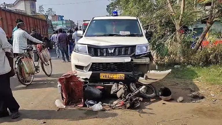 नीली बत्ती वाली कार ने दूधवाले को 40 फीट तक घसीटा, भारी तनाव नीली बत्ती वाली कार ने दूधवाले को 40 फीट तक घसीटा, भारी तनाव