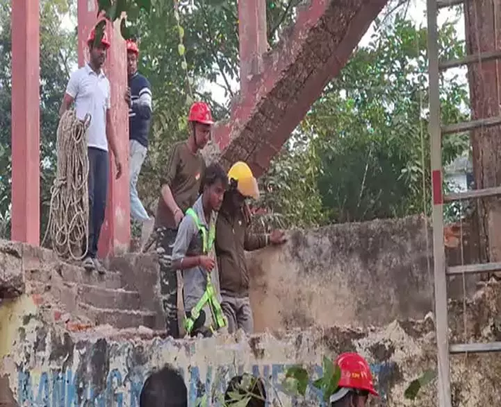 CG: जर्जर पानी टंकी पर चढ़ाई, युवक गिरने से गंभीर रूप से घायल CG: जर्जर पानी टंकी पर चढ़ाई, युवक गिरने से गंभीर रूप से घायल