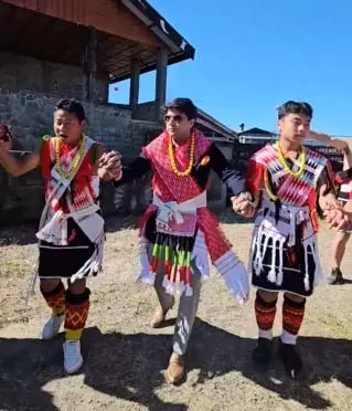 अंगामी ट्राइब के कार्यक्रम में सिंधिया का अनोखा अंदाज, पारंपरिक धुनों पर डांस करते नजर आए अंगामी ट्राइब के कार्यक्रम में सिंधिया का अनोखा अंदाज, पारंपरिक धुनों पर डांस करते नजर आए