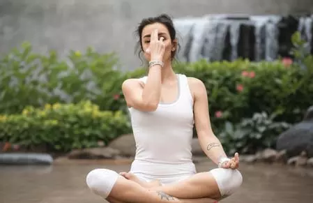 अनुलोम-विलोम से चंद्र-सूर्य नाड़ी करें संतुलित, समझें असर और फायदे अनुलोम-विलोम से चंद्र-सूर्य नाड़ी करें संतुलित, समझें असर और फायदे