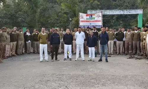 CISF जवानों ने किया श्रमदान, स्वच्छता जागरूकता का दिया संदेश CISF जवानों ने किया श्रमदान, स्वच्छता जागरूकता का दिया संदेश