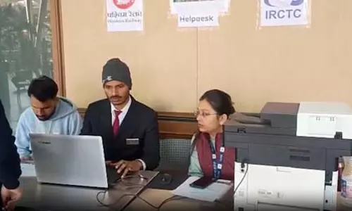 इंडिगो संकट: एयरपोर्ट पर यात्रियों के लिए रेलवे ने शुरू किया विशेष काउंटर इंडिगो संकट: एयरपोर्ट पर यात्रियों के लिए रेलवे ने शुरू किया विशेष काउंटर
