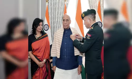 सशस्त्र सेना झंडा दिवस पर रक्षामंत्री राजनाथ सिंह और केंद्रीय मंत्रियों ने किया जवानों को सलाम सशस्त्र सेना झंडा दिवस पर रक्षामंत्री राजनाथ सिंह और केंद्रीय मंत्रियों ने किया जवानों को सलाम