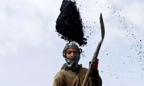 काबुल में स्थानीय आपूर्ति के बावजूद कोयले की कीमतों में बढ़ोतरी का विरोध