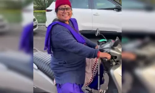 जीवन में ऐसा काम करें जिससे लोगों को मिले प्रेरणा...डिलीवरी करती महिला चर्चा में आई जीवन में ऐसा काम करें जिससे लोगों को मिले प्रेरणा...डिलीवरी करती महिला चर्चा में आई