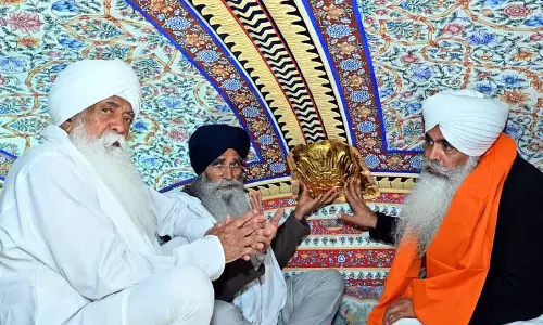 ब्रिटेन स्थित जत्थे ने Golden Temple के गर्भगृह में सोने की परत चढ़ाने का काम बहाल किया