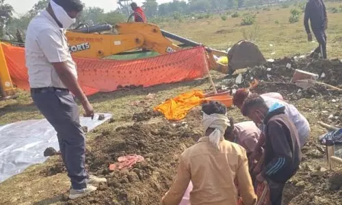 महिला की लाश को कब्र से निकाला गया, संदिग्ध परिस्थितियों में हुई मौत का खुलेगा राज