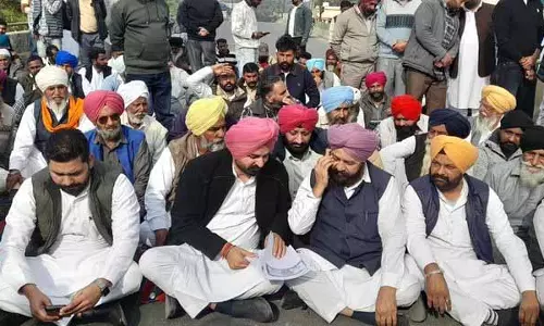 Punjab: उम्मीदवारी न मिलने पर कांग्रेस कार्यकर्ताओं ने सड़क जाम की
