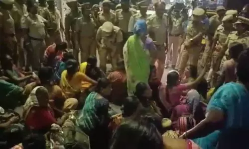 अंबत्तूर में विरोध प्रदर्शन के दौरान सफाई कर्मचारियों ने RDC की गाड़ी को घेर लिया अंबत्तूर में विरोध प्रदर्शन के दौरान सफाई कर्मचारियों ने RDC की गाड़ी को घेर लिया