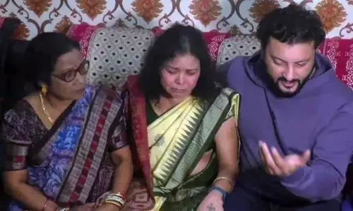 Actor Anubhav Mohanty ने ह्यूमन सागर की मां से मुलाकात की, भावुक श्रद्धांजलि दी