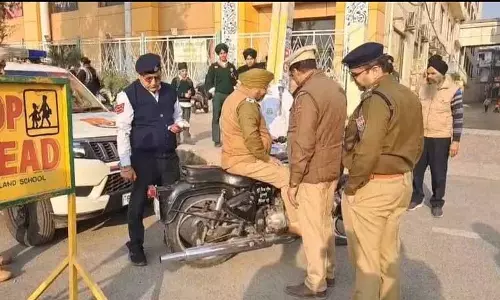 Ludhiana police ने स्कूलों के बाहर नाबालिगों द्वारा गाड़ी चलाने पर रोक लगाने के लिए विशेष अभियान