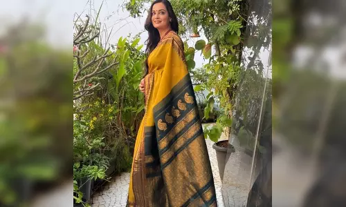 शबाना आजमी ने भेंट की दीया मिर्जा को साड़ी, एक्ट्रेस बोलीं- जिंदगी भर सहेज कर रखूंगी