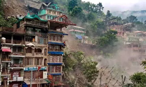 Dhauladhar की नाजुक ढलानों को अनियंत्रित निर्माण से खतरा है Dhauladhar की नाजुक ढलानों को अनियंत्रित निर्माण से खतरा है