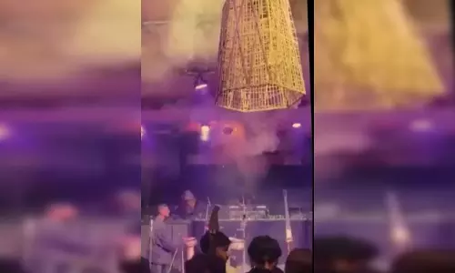 बाप रे! 25 मौतें: नाइट क्लब में कैसे लगी आग? खौफनाक लाइव VIDEO सामने आया बाप रे! 25 मौतें: नाइट क्लब में कैसे लगी आग? खौफनाक लाइव VIDEO सामने आया