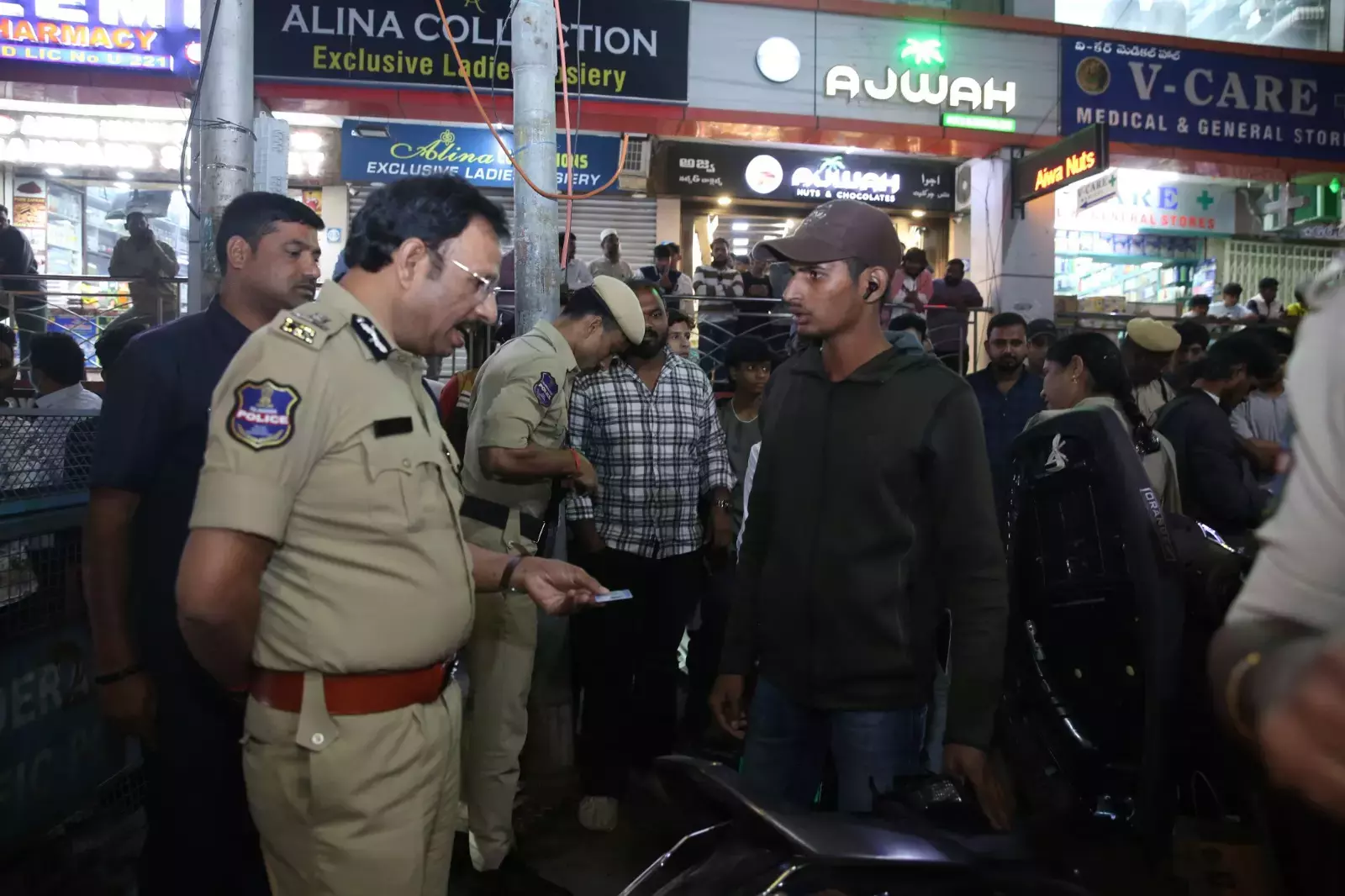 Telangana : ऑपरेशन कवच 5K रातोंरात नाकाबंदी में शामिल हों Telangana : ऑपरेशन कवच 5K रातोंरात नाकाबंदी में शामिल हों