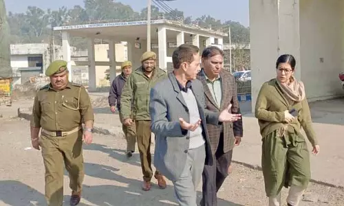 अवनी लवासा ने लखनपुर में MVD टैक्स कलेक्शन पोस्ट का अचानक निरीक्षण किया अवनी लवासा ने लखनपुर में MVD टैक्स कलेक्शन पोस्ट का अचानक निरीक्षण किया