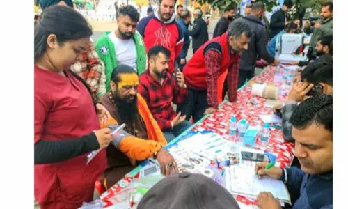 JAMMU: नरवाल फ्रूट मंडी में हेल्थ चेकअप कैंप का आयोजन किया गया