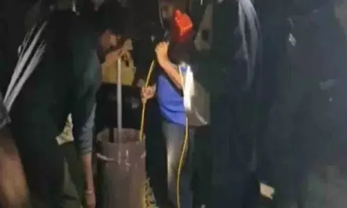 पिता ने मोबाइल खरीदने से मना किया.. बेटा borewell में कूद गया।