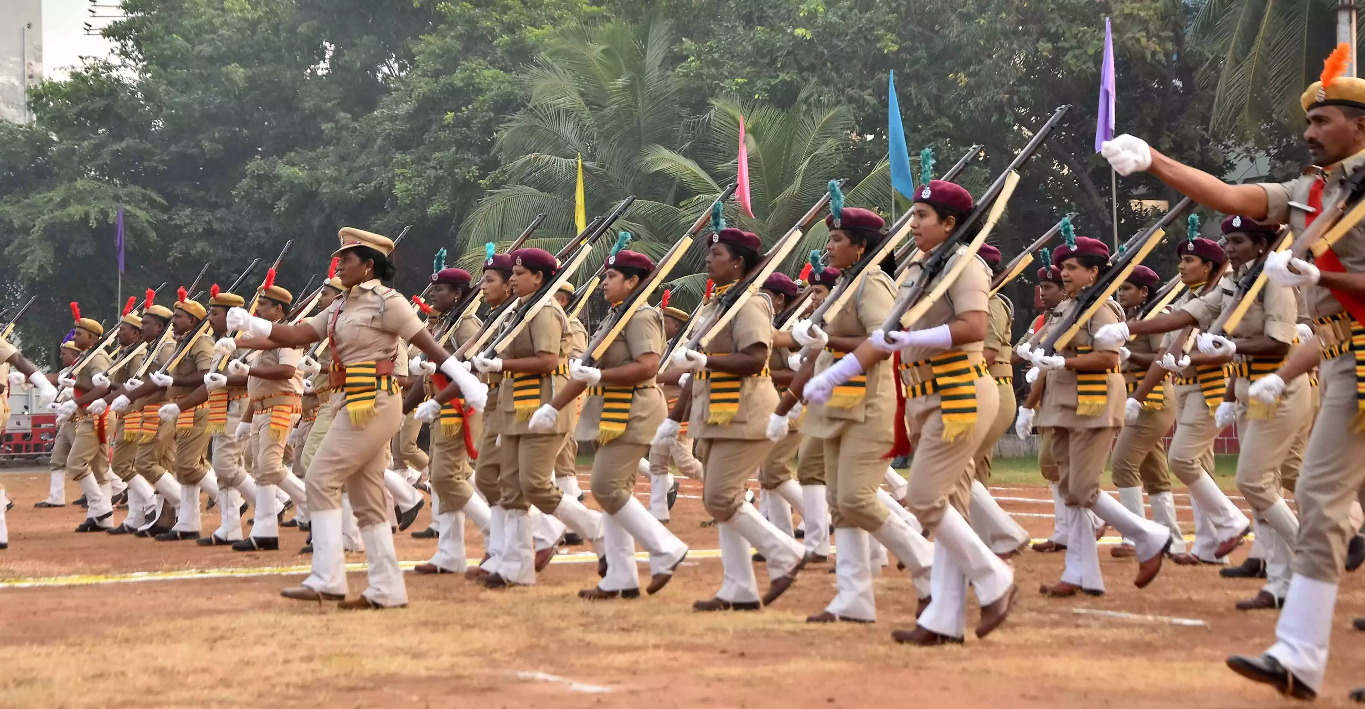 Andhra : होम गार्ड्स की अहम पुलिसिंग भूमिका के लिए सराहना की गई Andhra : होम गार्ड्स की अहम पुलिसिंग भूमिका के लिए सराहना की गई