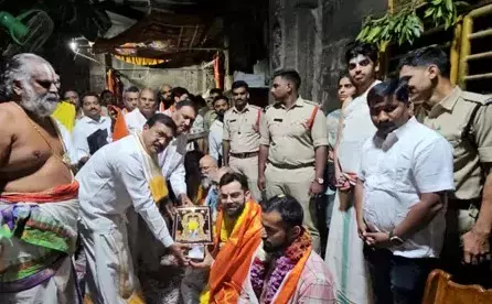 Andhra : विराट कोहली ने विशाखापत्तनम के सिंहाचलम मंदिर में पूजा-अर्चना की Andhra : विराट कोहली ने विशाखापत्तनम के सिंहाचलम मंदिर में पूजा-अर्चना की