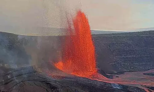 Volcano विस्फोट: किलाउआ में विस्फोट हुआ, 1000 फीट से ज़्यादा ऊंचाई तक लावा निकला। Volcano विस्फोट: किलाउआ में विस्फोट हुआ, 1000 फीट से ज़्यादा ऊंचाई तक लावा निकला।