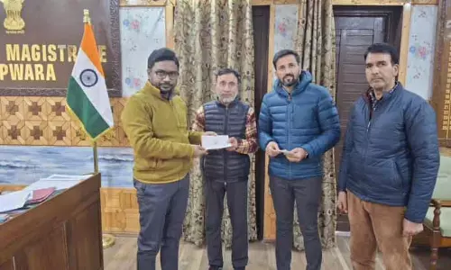 DC Kupwara ने सड़क दुर्घटना पीड़ितों के परिवारों को 2.5 लाख रुपये की वित्तीय सहायता बांटी