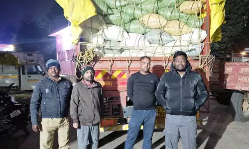 बलरामपुर जिला प्रशासन की सतर्कता से 400 बोरी अवैध धान से भरा ट्रक जब्त