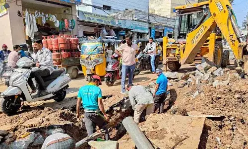 अंडरग्राउंड केबल के काम की वजह से Yousufguda के मुख्य इलाके में भारी ट्रैफिक जाम हो गया