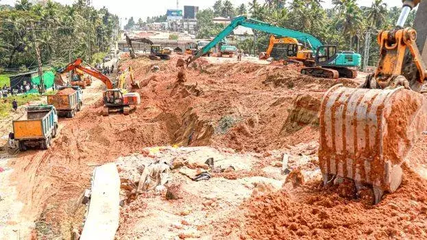 Kottiyam NH ढहने की घटना: कॉन्ट्रैक्ट कंपनियों पर एक महीने का बैन लगाया गया Kottiyam NH ढहने की घटना: कॉन्ट्रैक्ट कंपनियों पर एक महीने का बैन लगाया गया