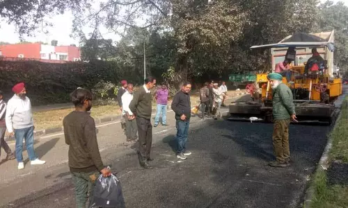 UT के चीफ इंजीनियर ने सड़क की री-कार्पेटिंग और मरम्मत के काम का निरीक्षण किया UT के चीफ इंजीनियर ने सड़क की री-कार्पेटिंग और मरम्मत के काम का निरीक्षण किया