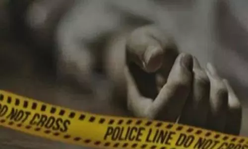 घर के पास महिला का अर्धनग्न दिखा शव, दो गिरफ्तार