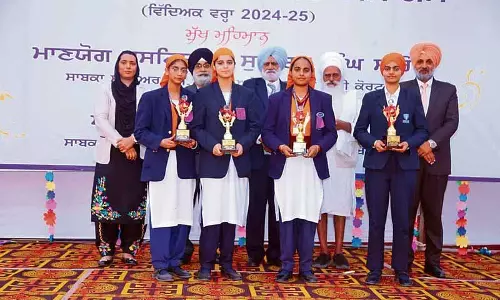 Nishan-e-Sikhi School ने पुरस्कार वितरण समारोह में सिख इतिहास का प्रदर्शन किया