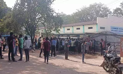 KU के छात्रों के लिए उपमा में कीड़े.. छात्रों ने विरोध प्रदर्शन किया।