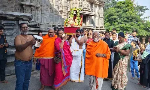 सहस्र स्तंभ मंदिर में Rudreshwari-Rudreshwara स्वामी वर के लिए वाहन सेवा सहस्र स्तंभ मंदिर में Rudreshwari-Rudreshwara स्वामी वर के लिए वाहन सेवा
