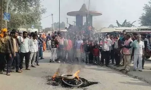 पेड़ से टकराकर युवक की मौत, गुस्साए लोगों ने किया विरोध
