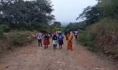 खराब सड़क के कारण गाड़ियां फंसी हुई हैं.. बच्चे जंगल के रास्ते school जा रहे खराब सड़क के कारण गाड़ियां फंसी हुई हैं.. बच्चे जंगल के रास्ते school जा रहे