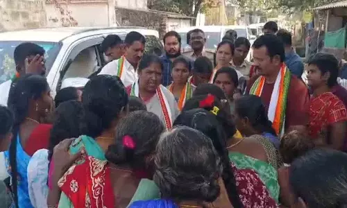 Eturunagaram के लोगों ने मंत्री सीतक्का के खिलाफ विरोध प्रदर्शन किया