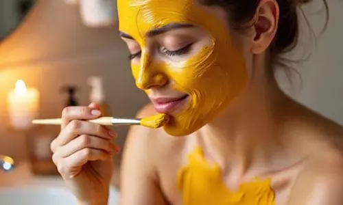पिंपल और दाग-धब्बों से चाहिए छुटकारा? आजमाएं हल्दी जेल